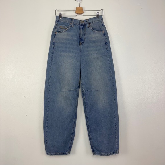 BDG Urban Outfitters Logan Buckle Baggy Barrel Jeans Womens 26 Light Wash - Picture 2 of 16